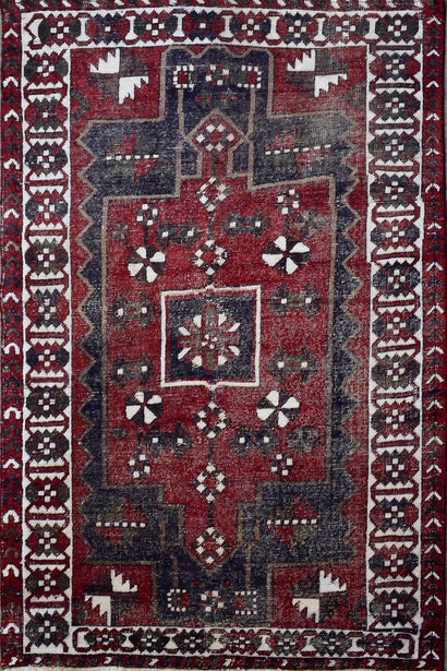 Hand Knotted Vintage Persian Shiraz Rug, 145 x 207 cm