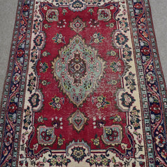 Hand Knotted Vintage Persian Shiraz Rug, 137 x 198 cm