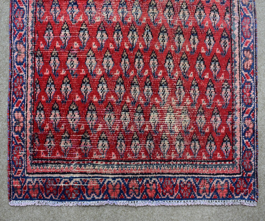 Hand knotted wool Shiraz runner rug fringe and edge detail