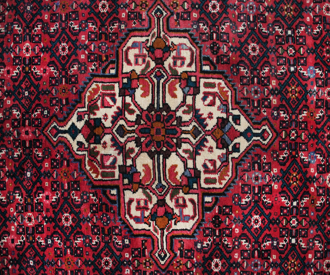 Hand Knotted Vintage Hamadan Persian Rug, 160 x 210 cm medallion detail