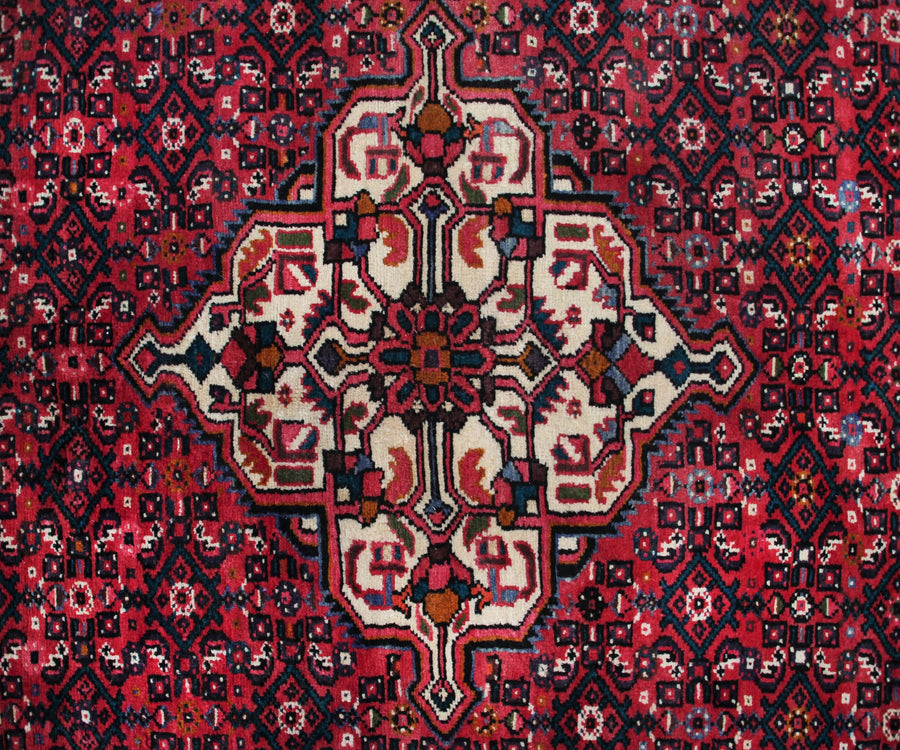 Hand Knotted Vintage Hamadan Persian Rug, 160 x 210 cm medallion detail