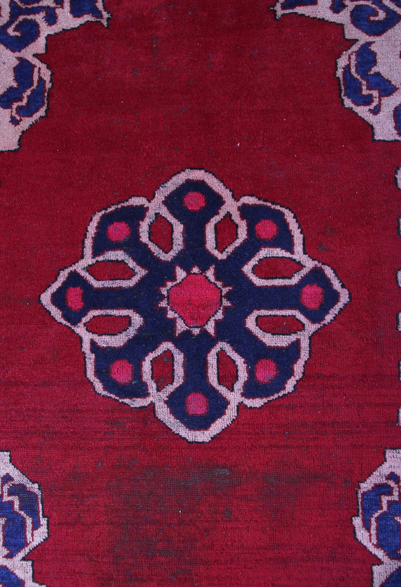 Ferdos Persian Rug, 90 x 150 cm hand knotted wool medallion detail