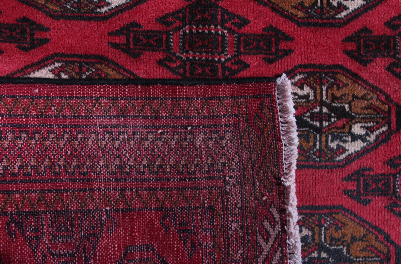 Turkmen Persian Rug, 100 x 142 cm hand knotted vintage wool corner detail