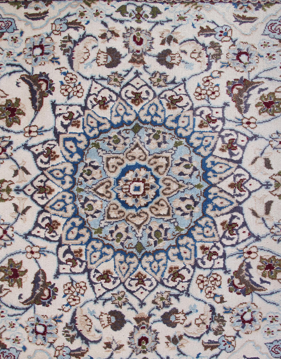 Nain Persian Rug, 117 x 192 cm hand knotted vintage wool medallion detail