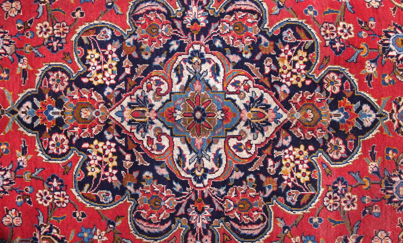 Kashan Persian Rug, 305 X 415 cm medallion detail