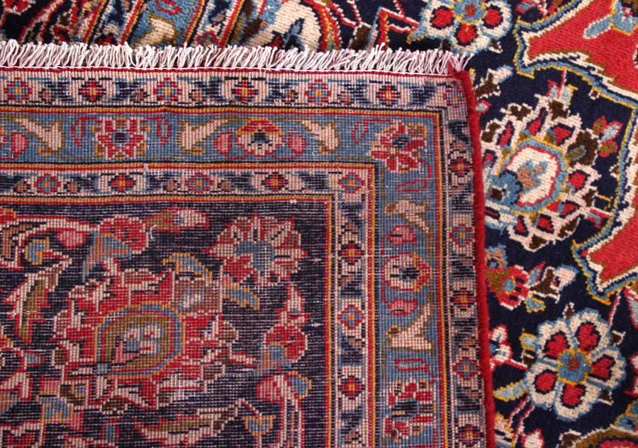 Kashan Persian Rug, 305 X 415 cm corner detail