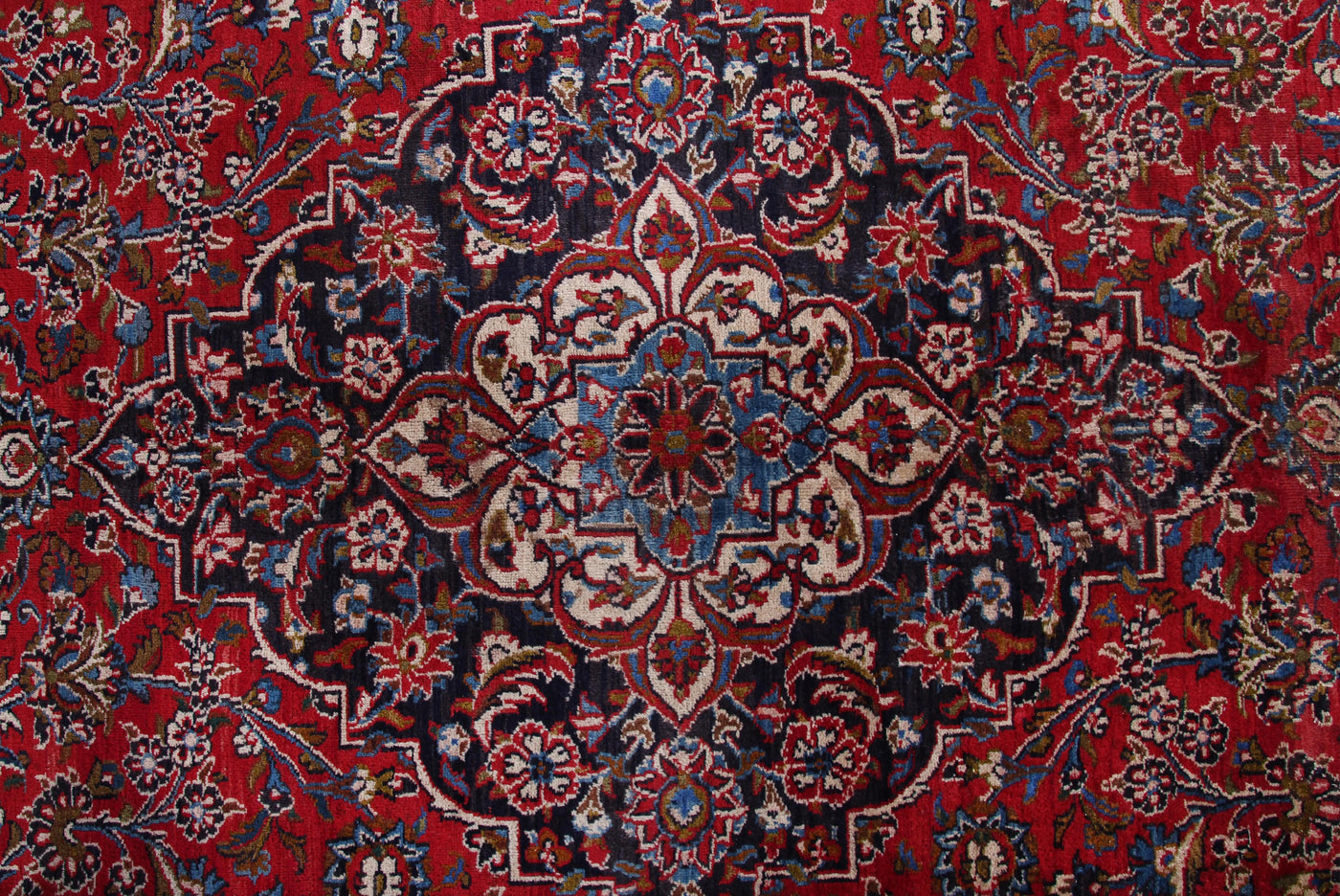 Mashad Persian Rug, 300 x 385 cm medallion detail