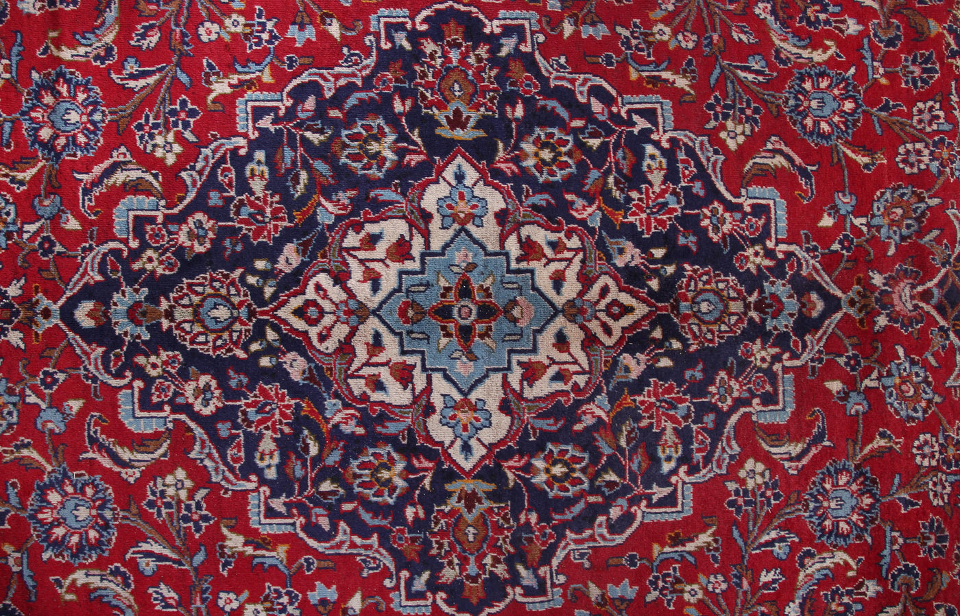 Kashan Persian Rug, 293 X 396 cm medallion detail