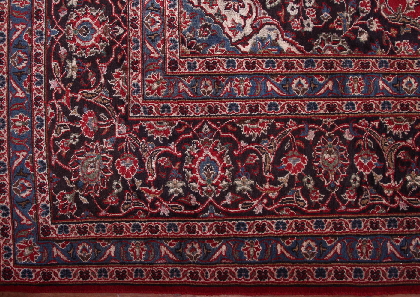 Mashad Persian Rug, 295 x 380 cm border detail