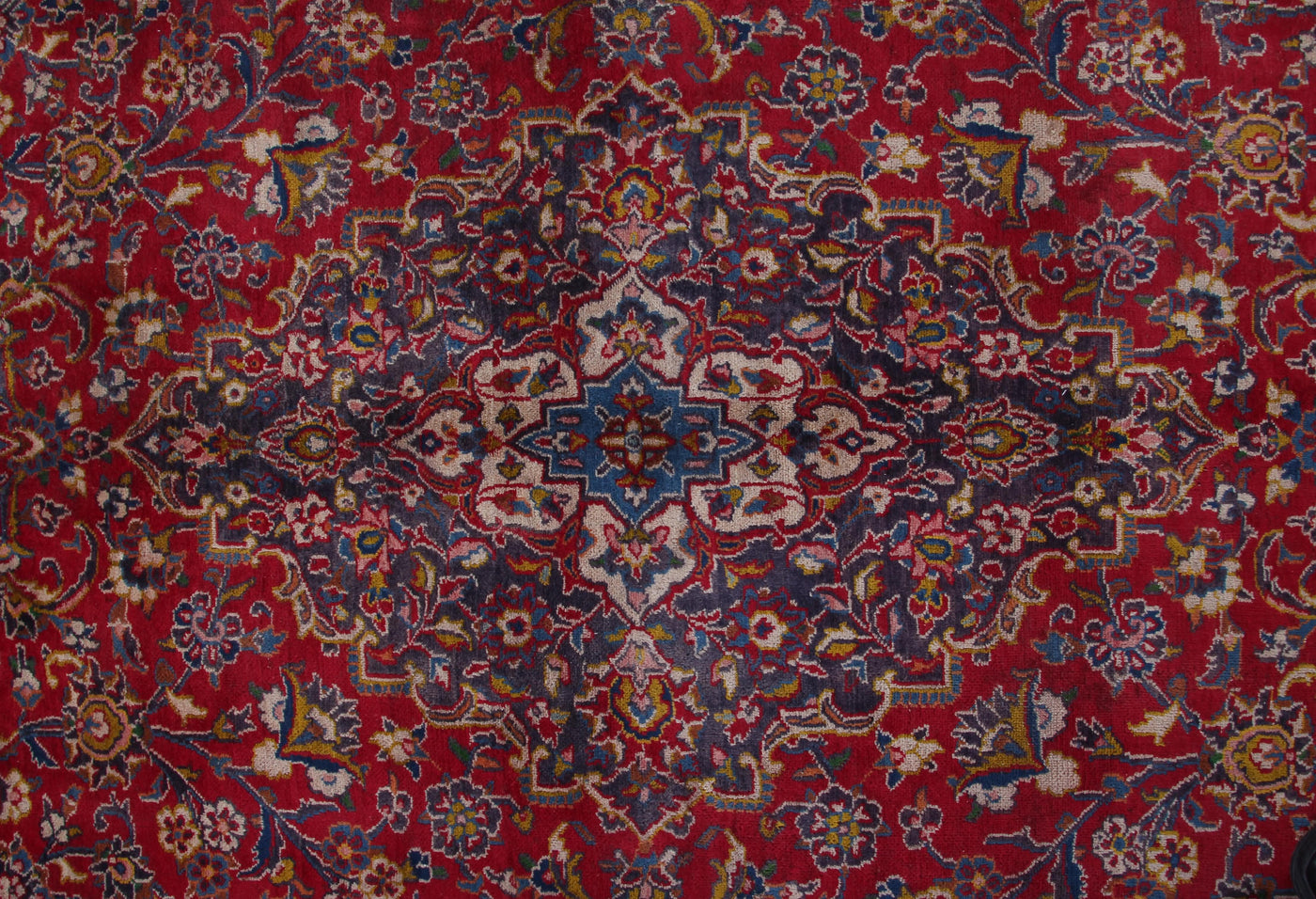 Mashad Persian Rug, 290 x 390 cm medallion detail