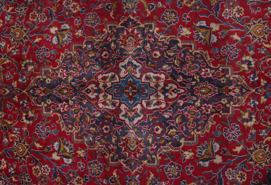 Mashad Persian Rug, 290 x 390 cm medallion detail