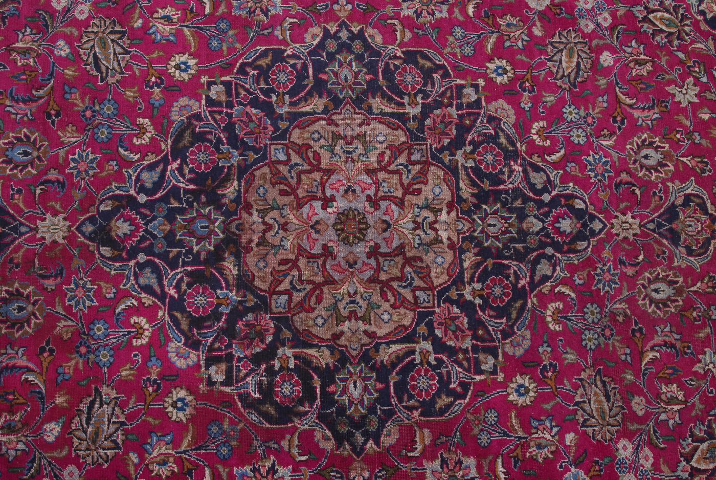 Kashmar Persian Rug, 250 x 348 cm medallion detail
