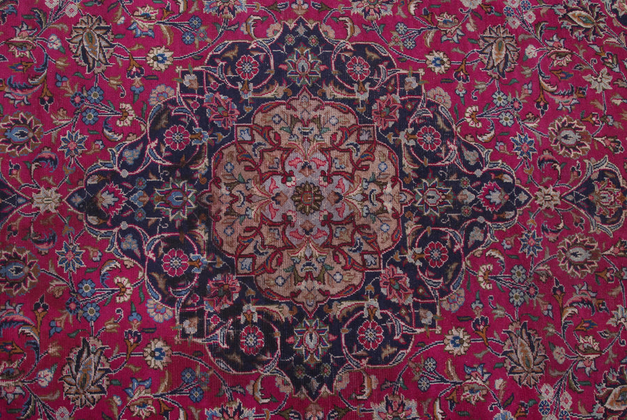 Kashmar Persian Rug, 250 x 348 cm medallion detail