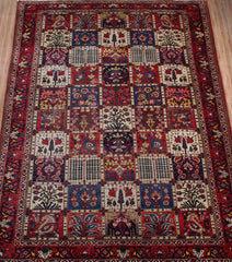 Bakhtiari Persian Rug, 207 x 316 cm