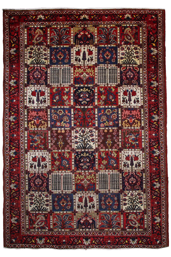 Bakhtiari Persian Rug, 207 x 316 cm