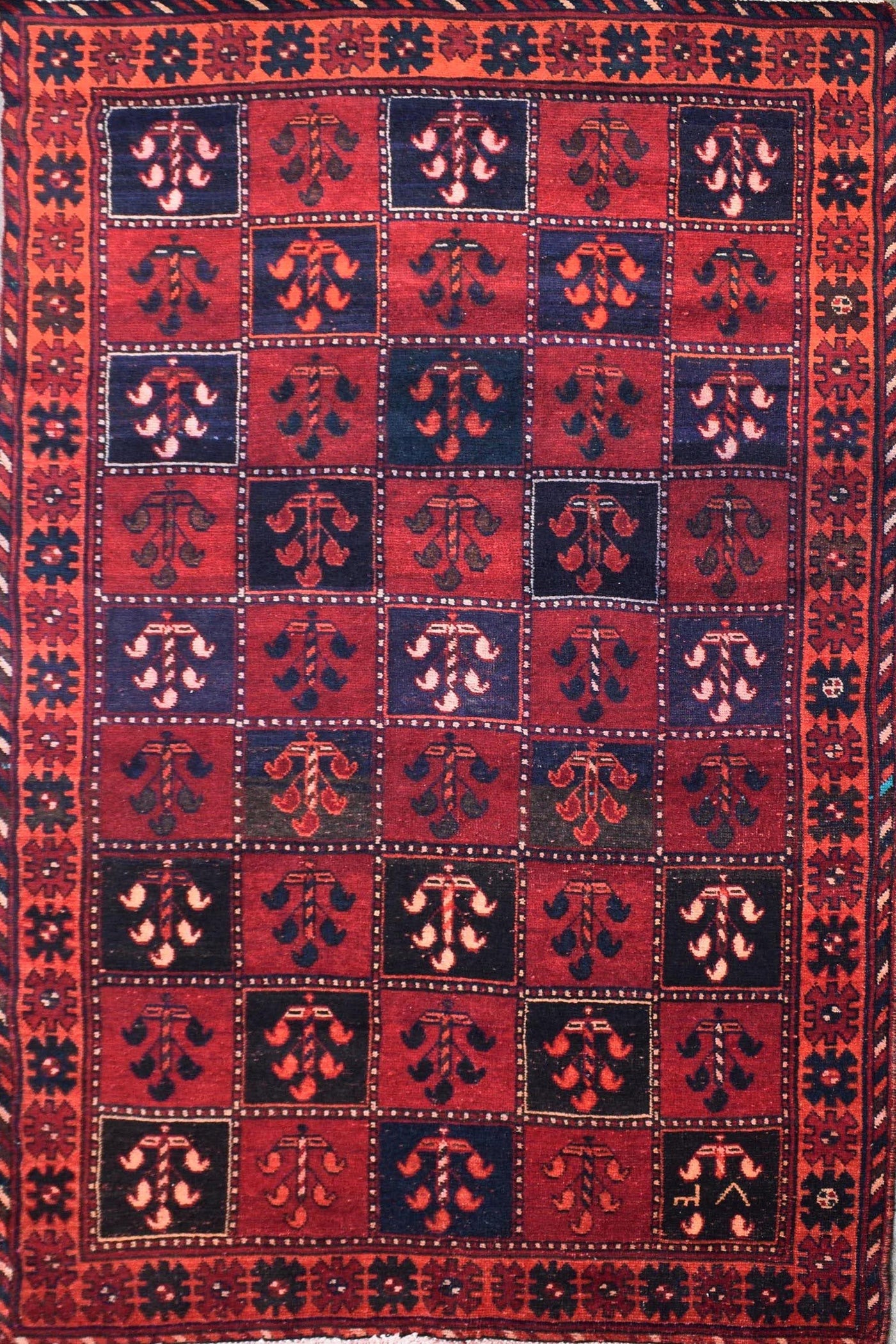 Hand knotted vintage Persian Shiraz rug 145x233 cm with traditional tribal pattern