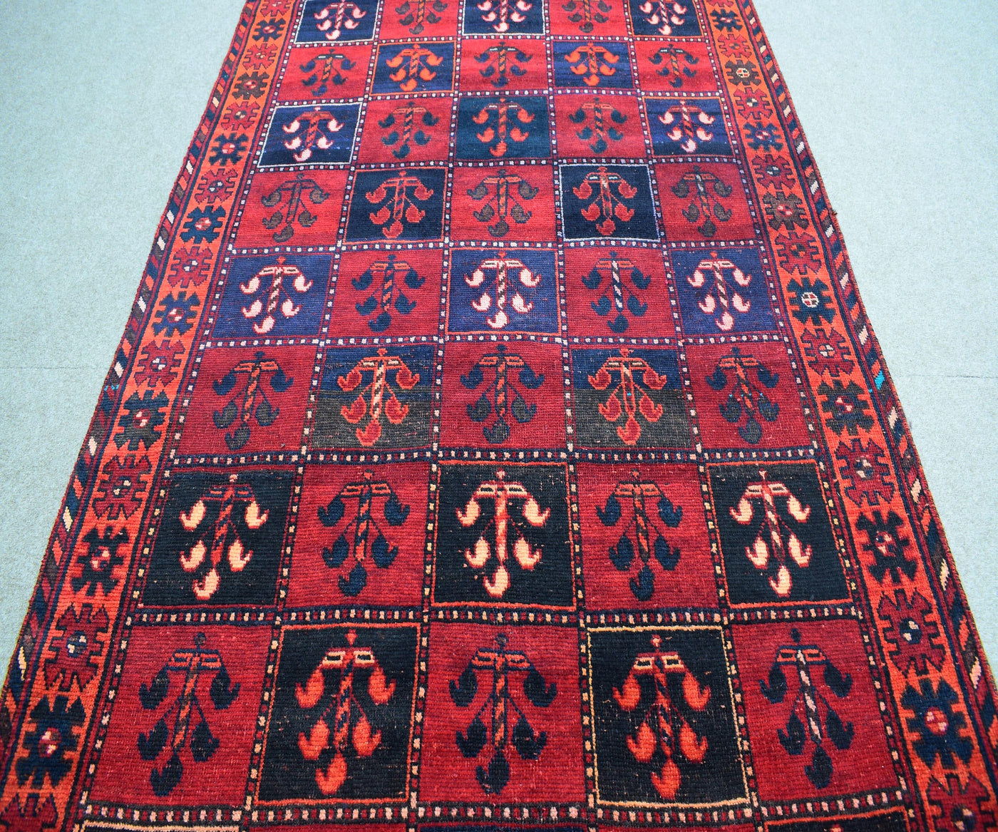 Hand knotted Shiraz Persian rug showing classic tribal design and medallion pattern