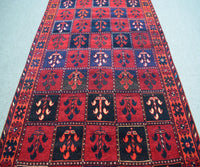 Hand knotted Shiraz Persian rug showing classic tribal design and medallion pattern