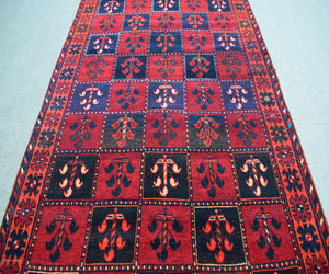 Hand knotted Shiraz Persian rug showing classic tribal design and medallion pattern