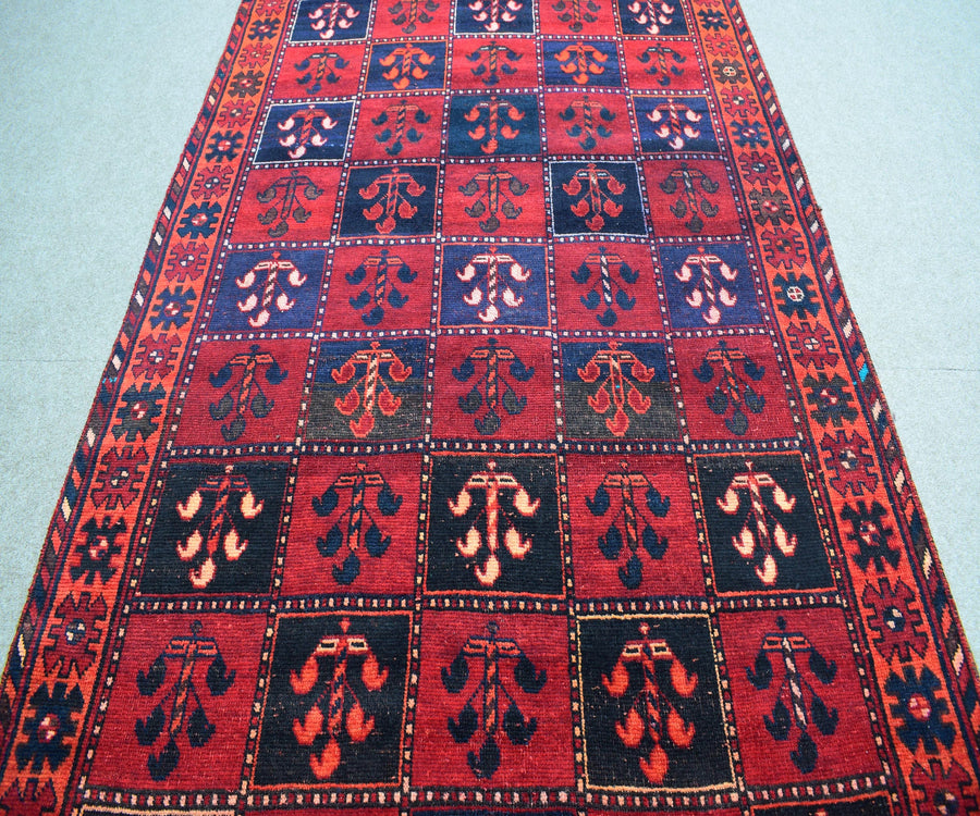 Hand knotted Shiraz Persian rug showing classic tribal design and medallion pattern