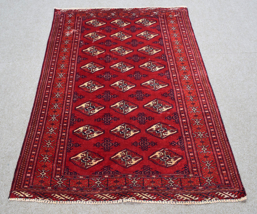 Vintage Persian Shiraz rug 120x168 cm full view showing repeating diamond tribal motifs on deep red field