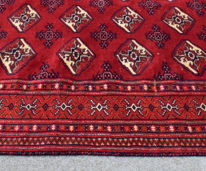 Traditional Shiraz Persian rug border detail with intricate tribal guard stripes and geometric motifs