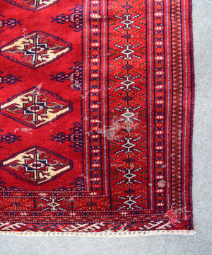 Side border detail of hand knotted Shiraz rug with classic tribal geometric design