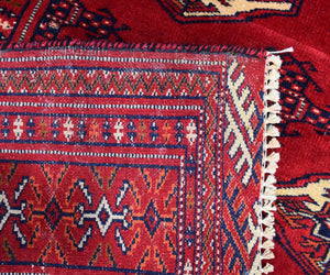 Backside of hand knotted vintage Persian Shiraz rug showing authentic flatwoven edge and traditional weaving structure