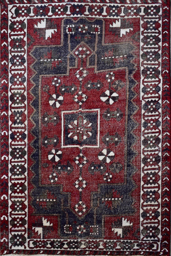 Hand knotted vintage Persian Shiraz rug 145x207 cm with traditional red tribal medallion design
