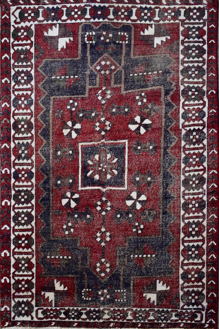 Hand knotted vintage Persian Shiraz rug 145x207 cm with traditional red tribal medallion design
