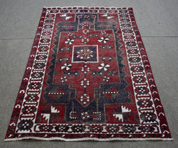 Hand Knotted Vintage Persian Shiraz Rug, 145 x 207 cm