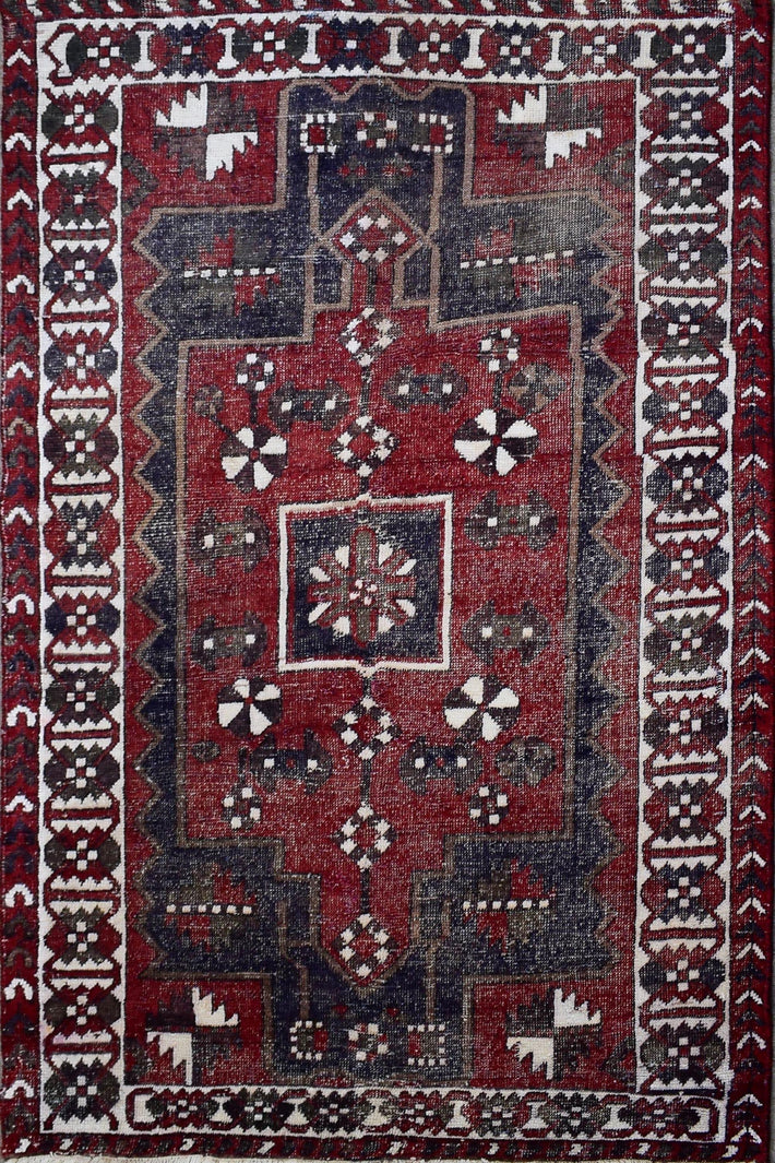 Hand Knotted Vintage Persian Shiraz Rug, 145 x 207 cm