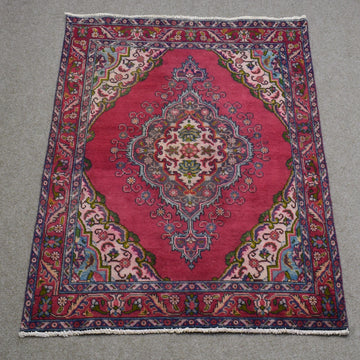 Hand Knotted Vintage Persian Shiraz Rug, 135 x 185 cm