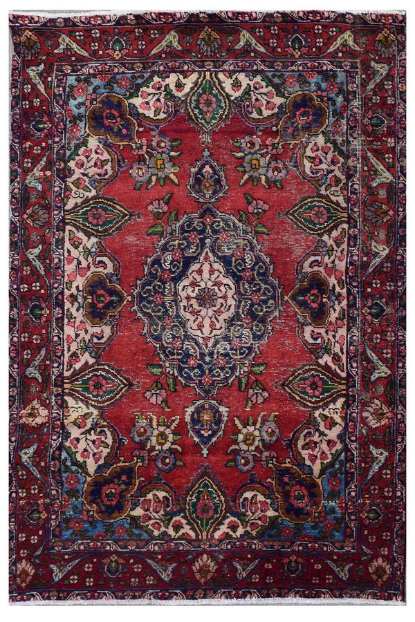 Hand knotted vintage Persian Shiraz rug 133x181 cm full view with red field and navy floral medallion