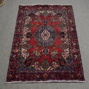 Full length view of Shiraz rug 133x181 cm showing central medallion and detailed ivory corner spandrels