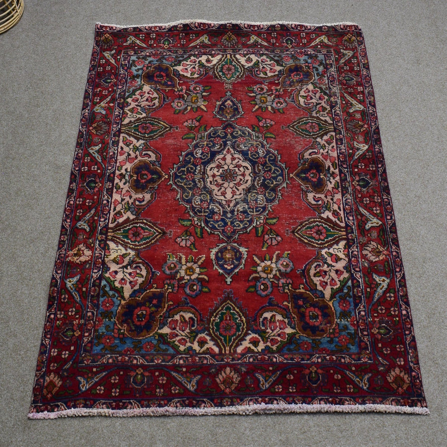 Full length view of Shiraz rug 133x181 cm showing central medallion and detailed ivory corner spandrels