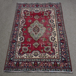 Full length view of Shiraz rug 137x198 cm showing ornate medallion and ivory floral borders