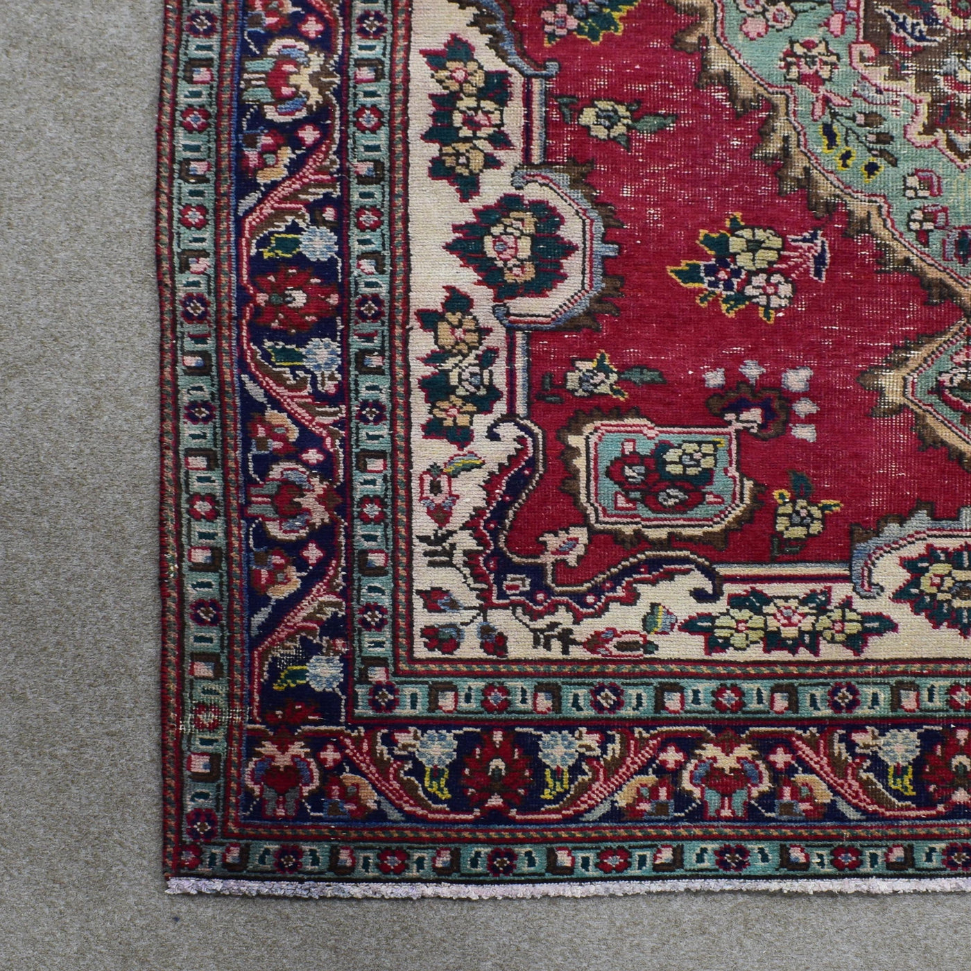 Border detail of Persian Shiraz rug featuring layered guard stripes and geometric floral designs