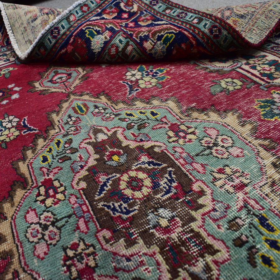 Corner close-up of Shiraz rug highlighting medallion edge and intricate floral elements