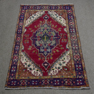 Full length view of Shiraz rug 133x190 cm showing bold central medallion and ivory corner spandrels