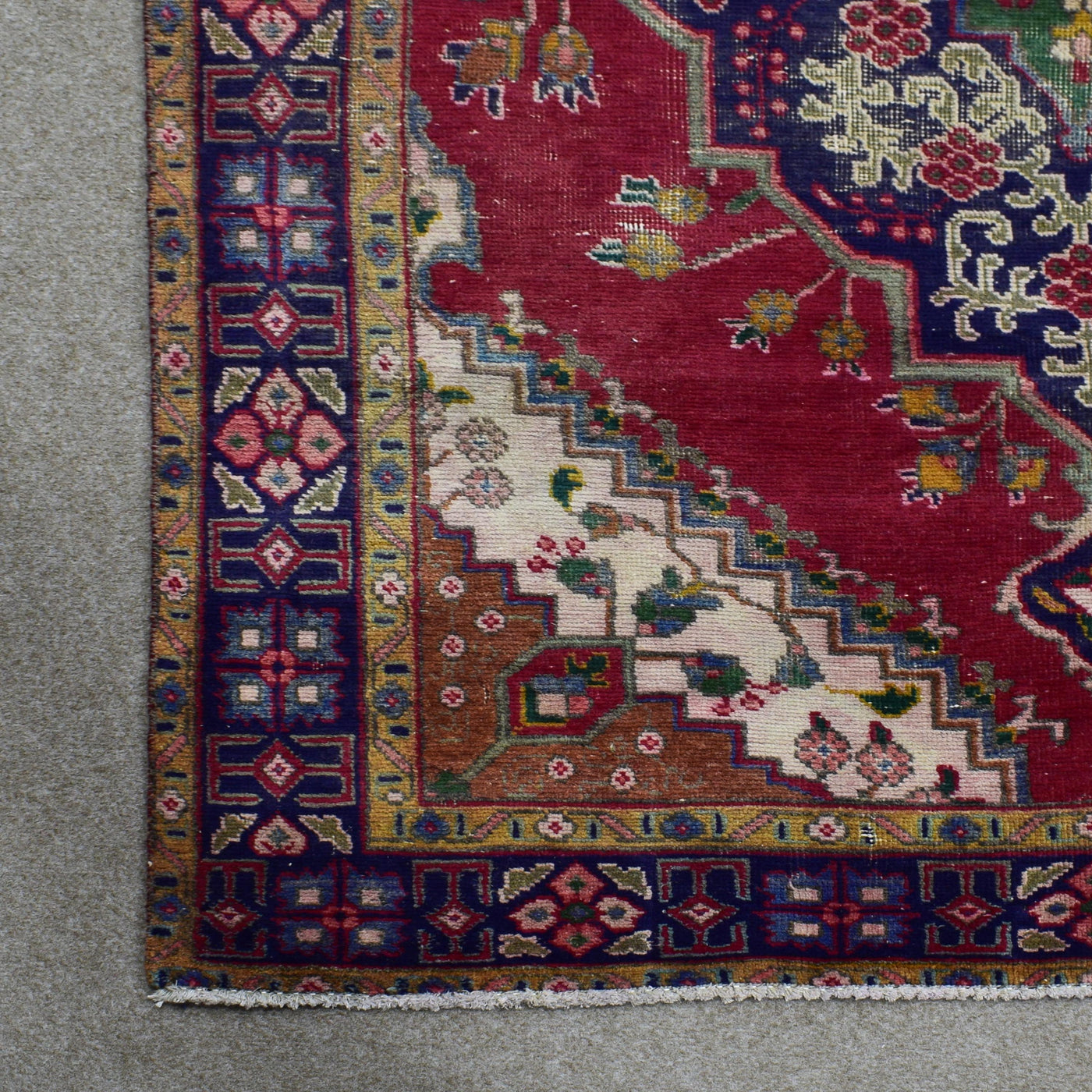 Border detail of Persian Shiraz rug featuring multicolored guard stripes and stepped geometric patterns