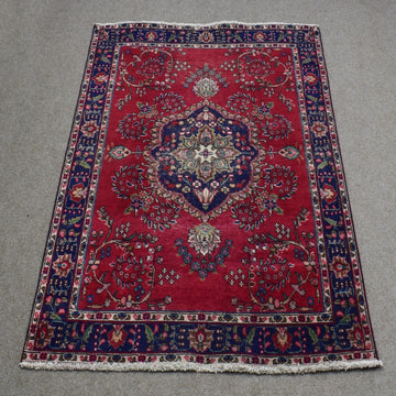 Hand Knotted Vintage Persian Shiraz Rug, 140 x 185 cm
