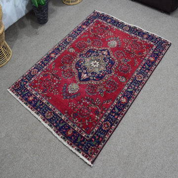 Hand Knotted Vintage Persian Shiraz Rug, 140 x 185 cm