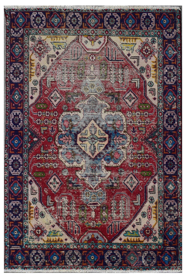 Hand knotted vintage Persian Shiraz rug 127x175 cm full view with red field and geometric ivory medallion