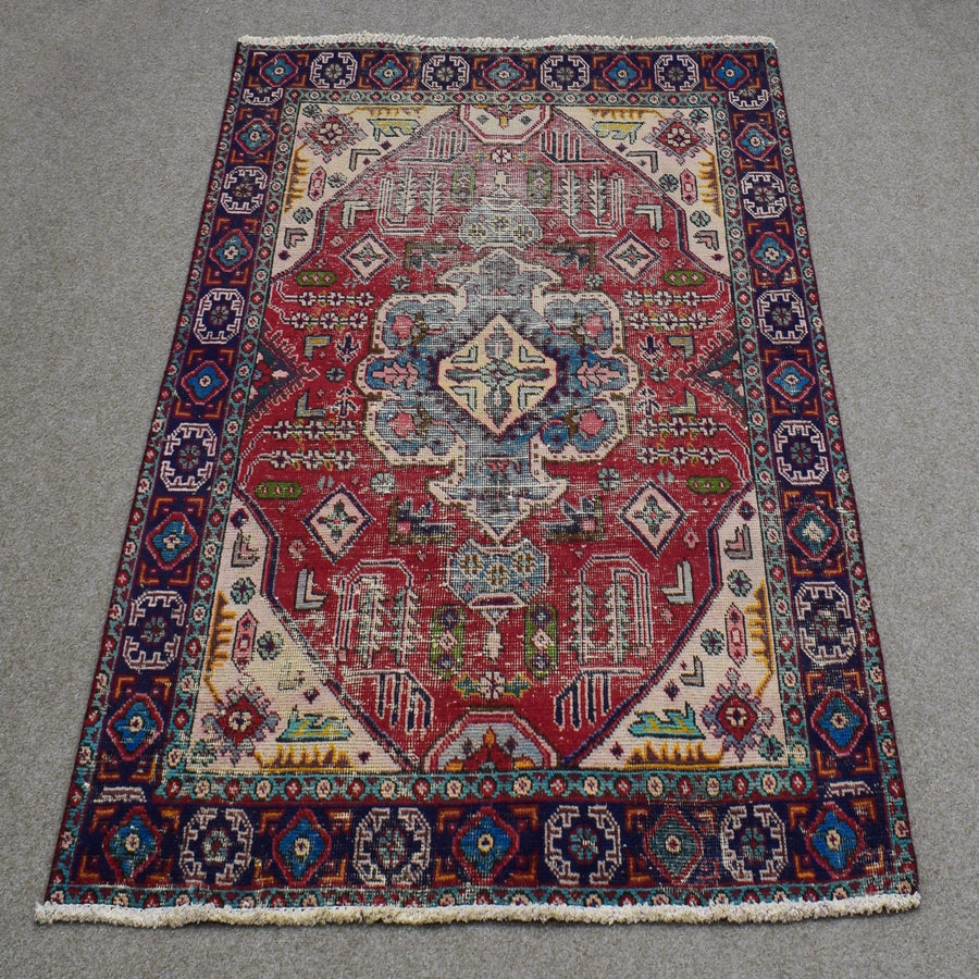 Full length view of Shiraz rug 127x175 cm showing central diamond medallion and ivory corner spandrels
