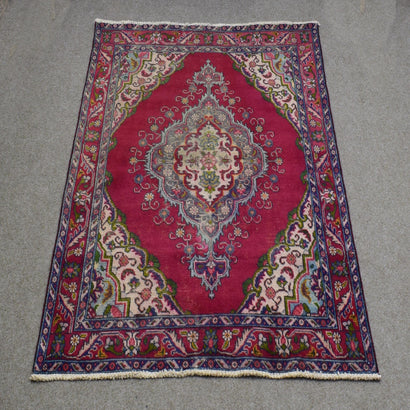 Hand Knotted Vintage Persian Shiraz Rug, 137 x 187 cm