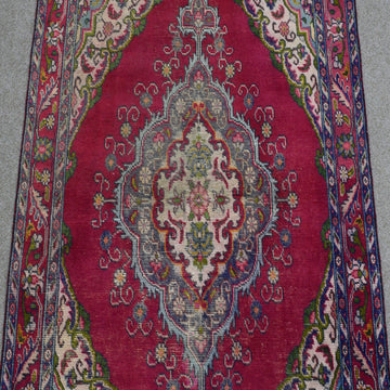 Hand Knotted Vintage Persian Shiraz Rug, 137 x 187 cm