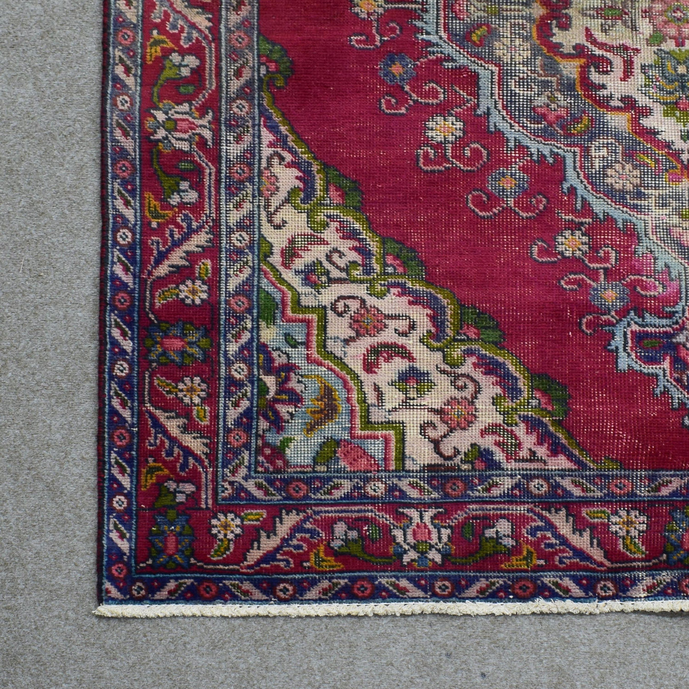 Border and corner detail of Persian Shiraz rug featuring layered guard stripes and floral accents