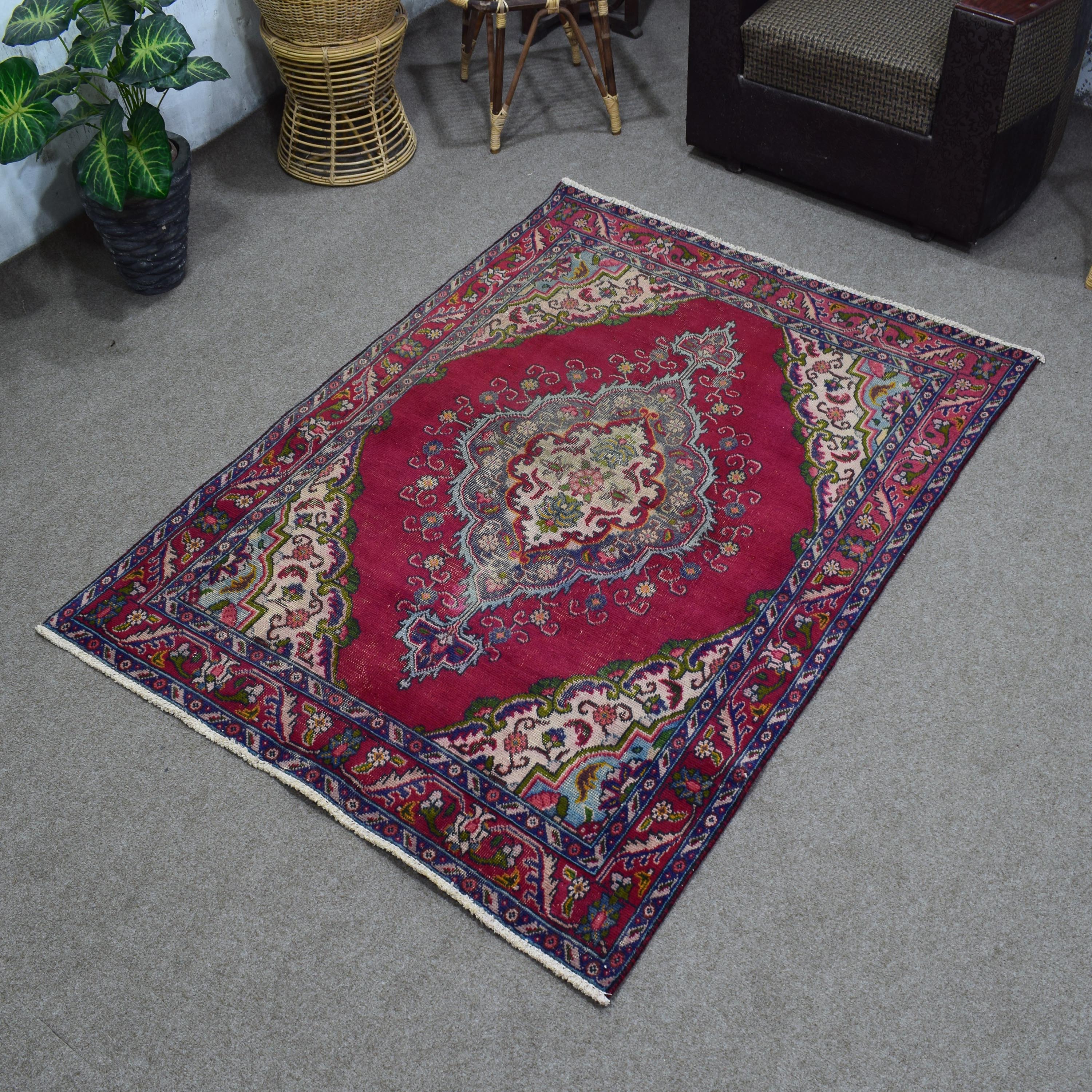 Hand Knotted Vintage Persian Shiraz Rug, 137 x 187 cm – Nile Rugs