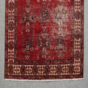 Border detail of Persian Shiraz rug featuring repeating geometric guard stripes in cream and red